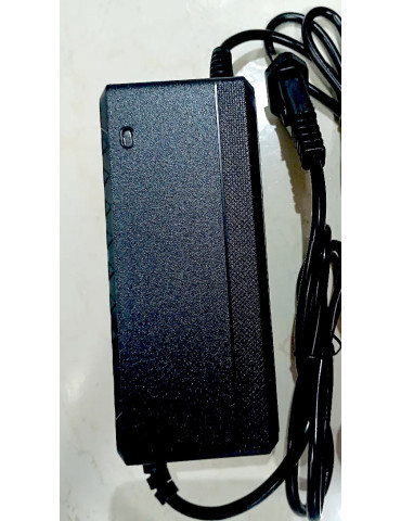 Cargador 24V 2.8A Tipo Batería para Silla de Ruedas Eléctrica